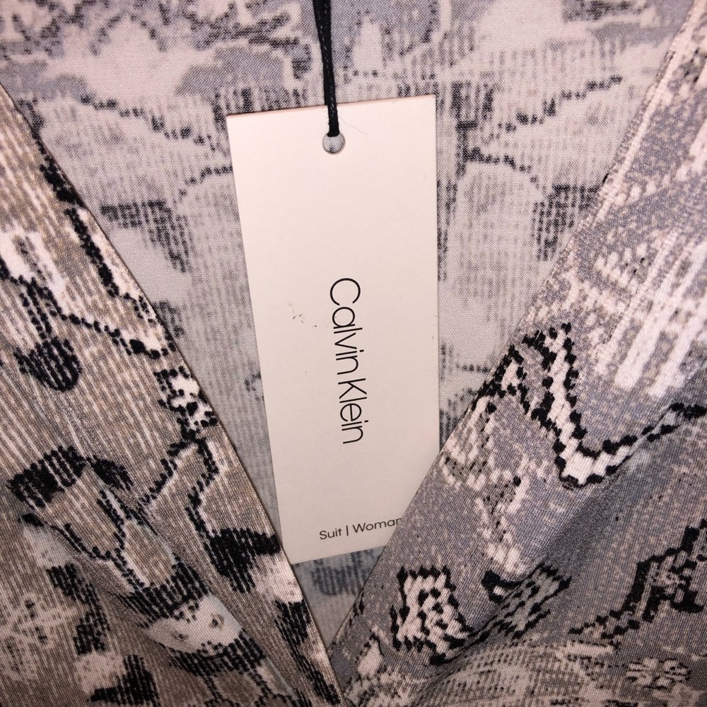 Calvin Klein Women's Matte V-Neck Shoulder Pleat Sleeveless Top New With Tags - Picture 3 of 6
